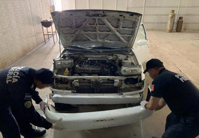 Llevaba droga escondida en las defensas de su auto