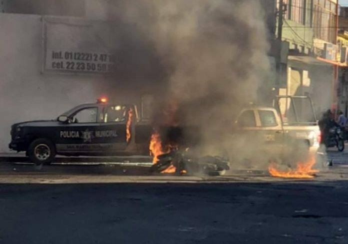 Queman patrullas de policías involucrados en mortal choque (video)