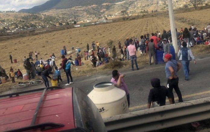 Resguardan toma clandestina de hidrocarburo que era ordeñada por la gente
