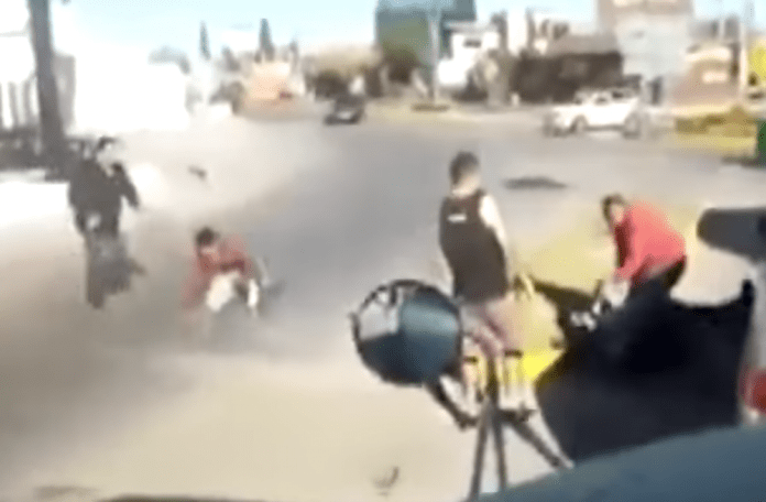 Se armaron las trompadas entre compradores de combustible (video)