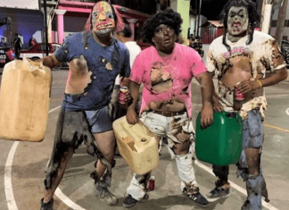Estrenan disfraz de huachicolero en carnaval de Oaxaca Estrenan disfraz de huachicolero en carnaval de Oaxaca