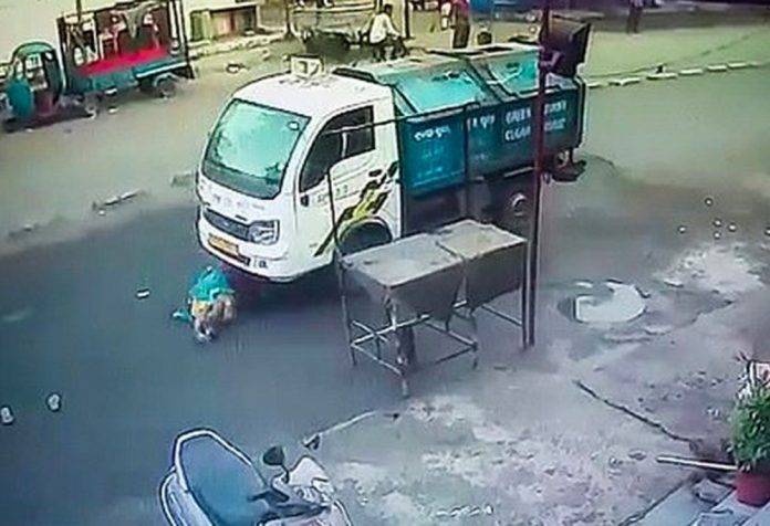 Le pasa encima un camión de basura y vive para contarlo (video)