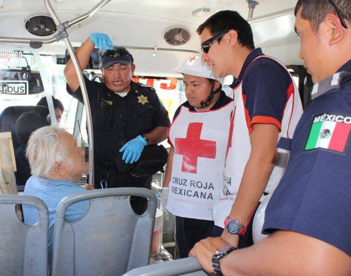Abuelito sufre bajón y se desmaya a bordo de un autobús