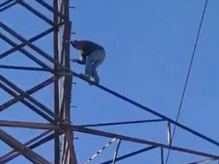 Amenazó con lanzarse desde torre de alta tensión