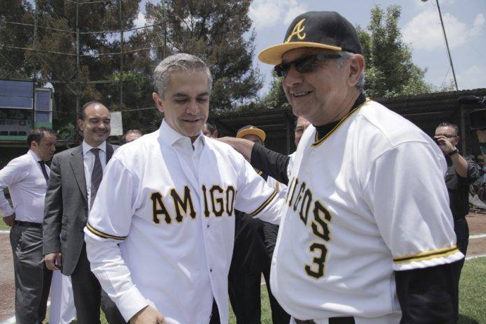 Hoy hay de 20 a 30 mexicanos jugando en Grandes Ligas. López Obrador anhela que al término de su administración la cifra se haya duplicado.