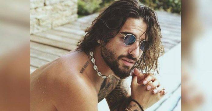 El cantante colombiano Maluma no puede quitarse los años, pero sí la ropa.