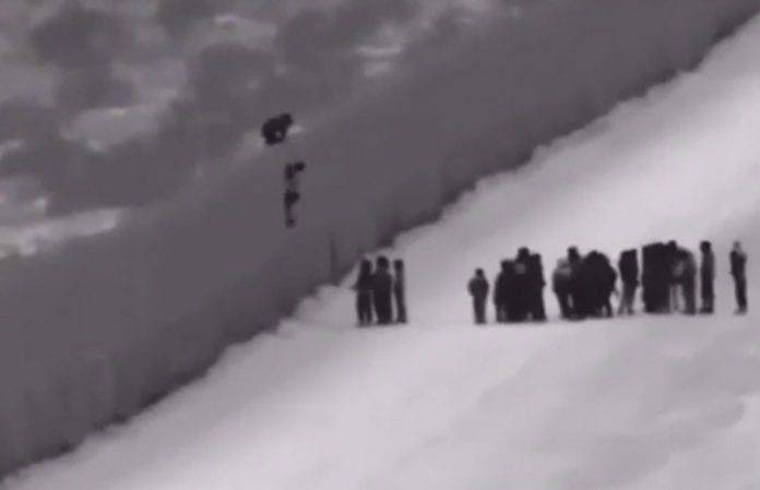 Captan a migrantes lanzando a niños desde muro fronterizo (video)