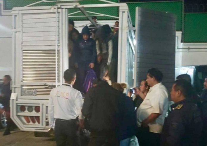 Rescatan a 114 indocumentados y arrestan a cuatro polleros
