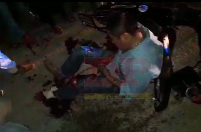 Casi pierde una pierna al tronar su moto contra un mototaxi sin luces (video)