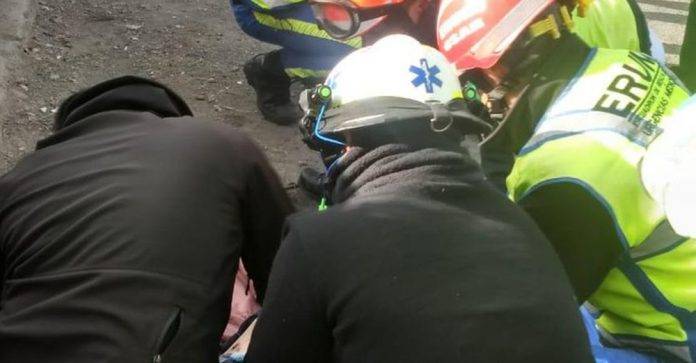 Huían de asaltantes y cayeron de lo alto de un puente vial