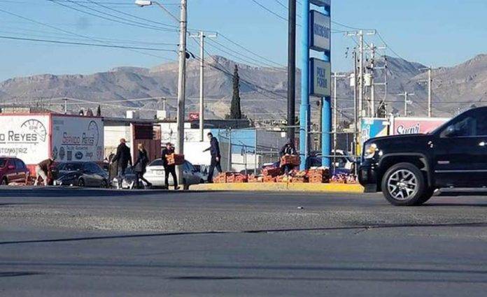 Peatones y guiadores ayudan a repartidor a recoger pan