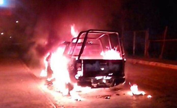 Incendian patrulla estacionada afuera de un taller