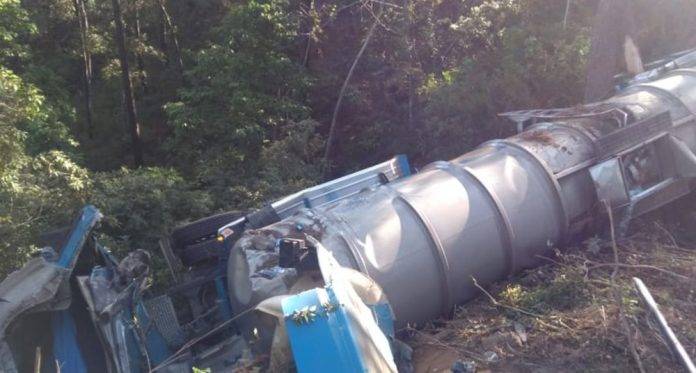 Vuelca pipa, se va a un barranco y derrama 42 mil litros de combustible