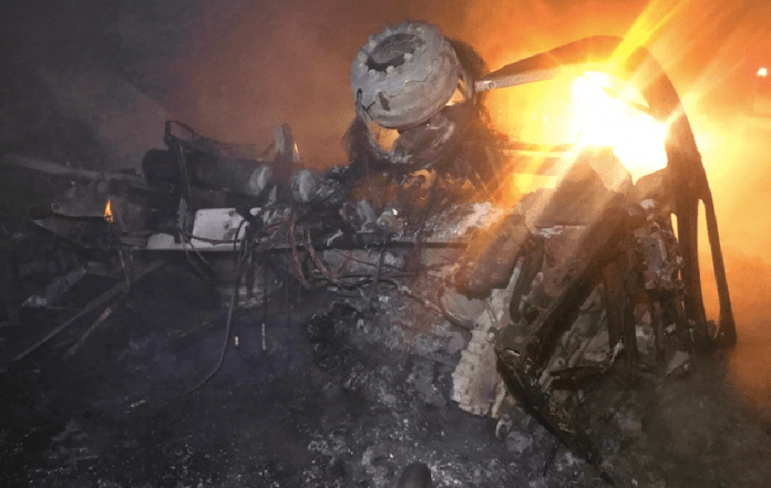 Otra pipa volcada. Más combustible perdido