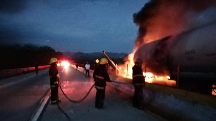 Pipa de 43 mil litros de combustible se quema en carretera