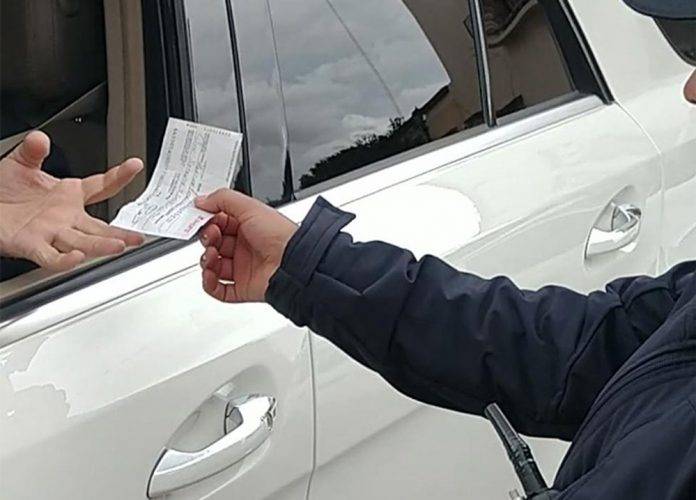 Se viraliza honradez de mujer policía que devolvió un cheque
