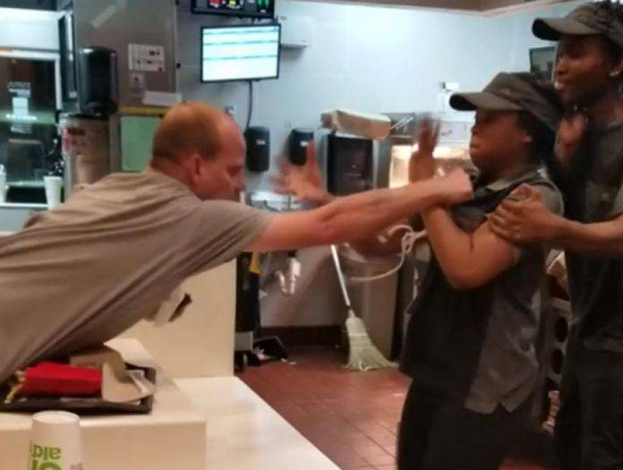 Agrede a empleada de restaurante porque no encontró popotes