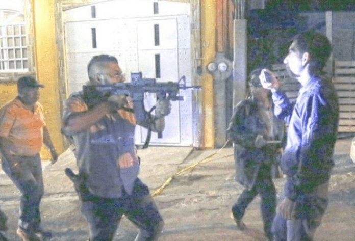 Agente policiaco de Guerrero encañona a reporteros (video)