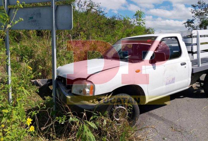 Doble golpe: contra un tractocamión y contra una señal