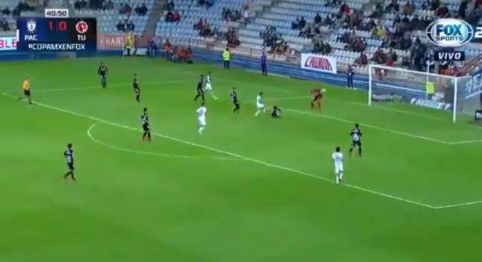Momento de la segunda anotación del Pachuca.