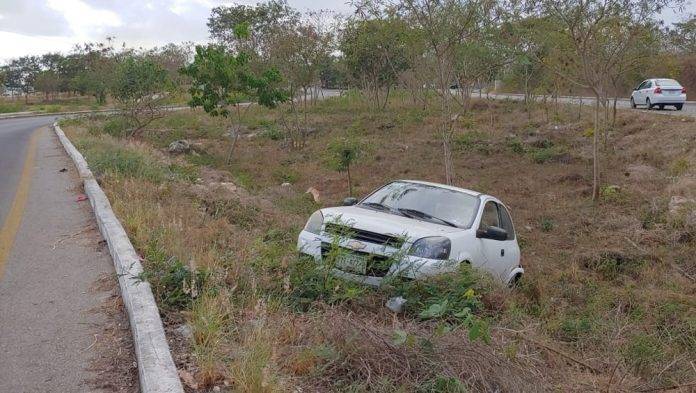 Patina en pavimento mojado y se va para afuera de la vía