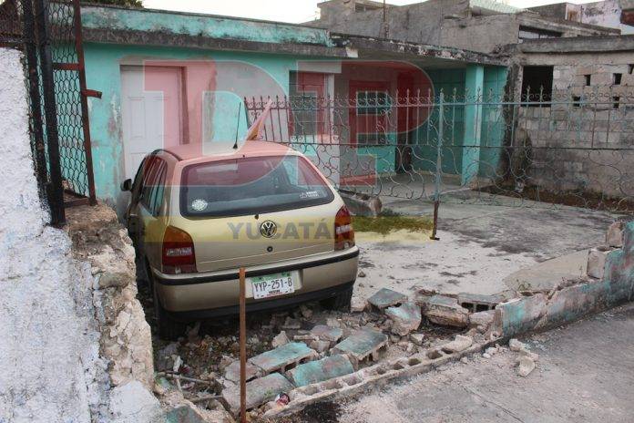 Pierde control de su coche y se va contra murito y reja