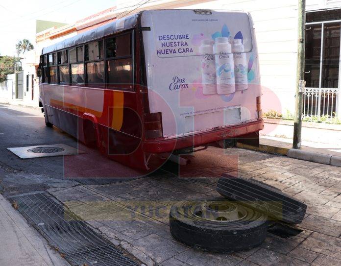 Autobús en mal estado pierde dos llantas en plena marcha