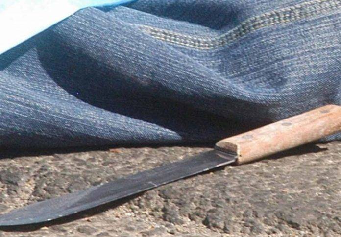 Mujer le cortó los genitales a joven que la acosaba
