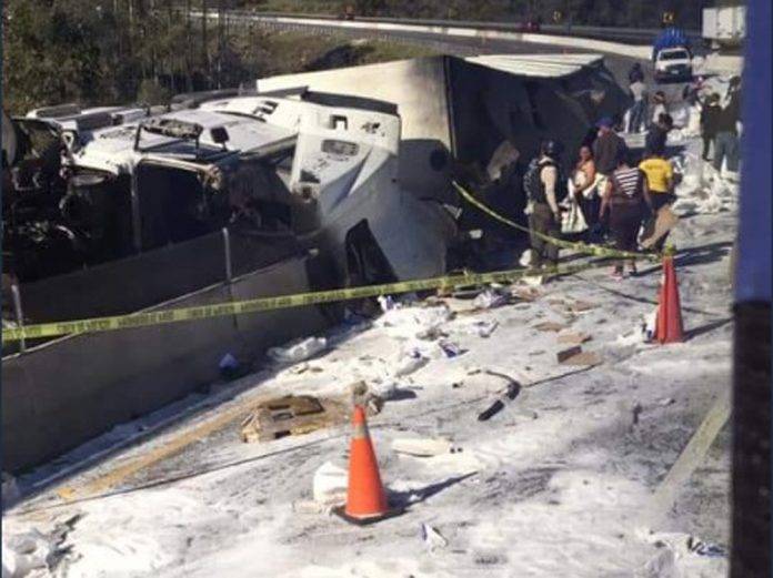 Decenas de personas rapiñan arroz y azúcar de tráiler volcado