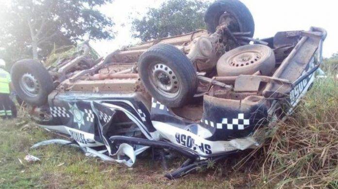 Mueren dos policías en volcadura. Otro más sale herido