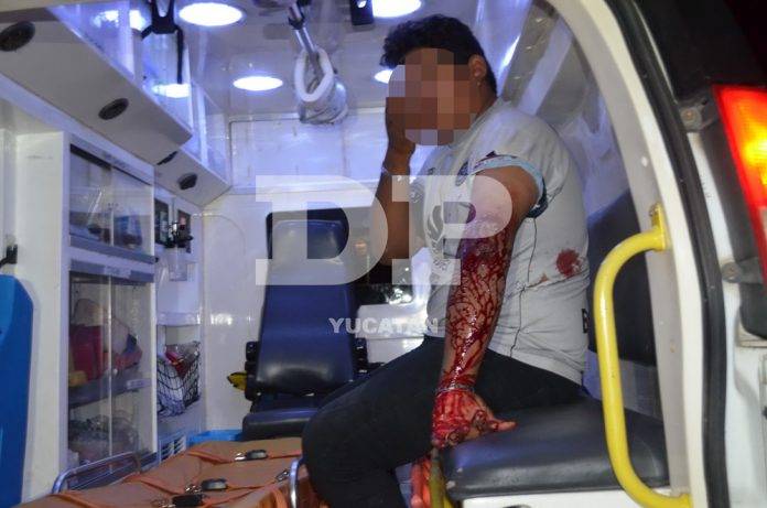 Bañado en mole por culpa de una dama