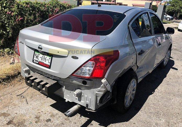 Distracción al volante deja bien dañado a un Versa