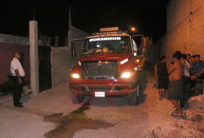 Bomberos acaban con incendio en bodega de maderería
