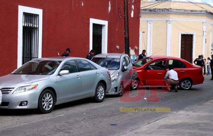 No respeta señal de alto y causa choque de cuatro vehículos