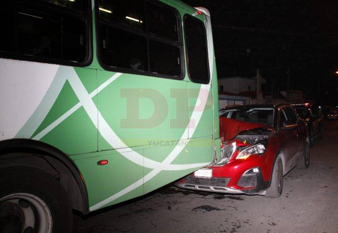 Casi se mete por completo bajo un autobús