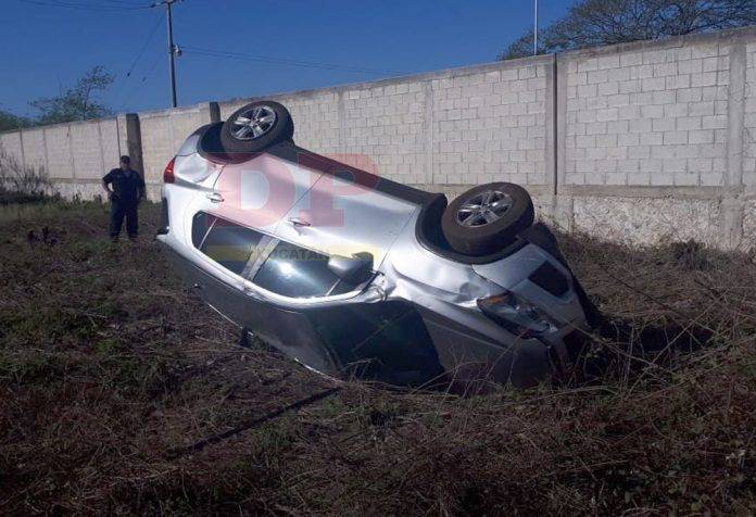 Lo jala la curva y termina de cabeza dentro de su camioneta