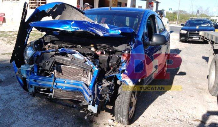 Sólo chatarra quedó de un Beat que chocó contra pesado camión