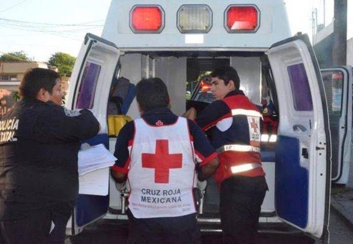 A la planta llegaron varias ambulancias, cuyos paramédicos prácticamente revivieron al lesionado, quien minutos después de haber ingresado al hospital, perdió la vida.