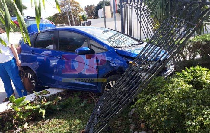 Choque de autos se lleva hasta la reja de un predio