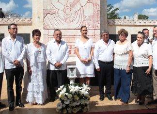 Cenizas de «Coqui» Navarro, en Monumento a Creadores de la Canción Yucateca Autoridades de la Sociedad Artística “Ricardo Palmerín” y de la Sedeculta en el evento en honor a "Coqui" Navarro en el Cementerio General. Este jueves la Serenata de Santa Lucía también estará dedicada a él.