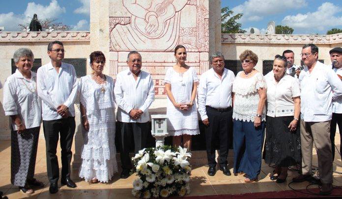 Autoridades de la Sociedad Artística “Ricardo Palmerín” y de la Sedeculta en el evento en honor a 