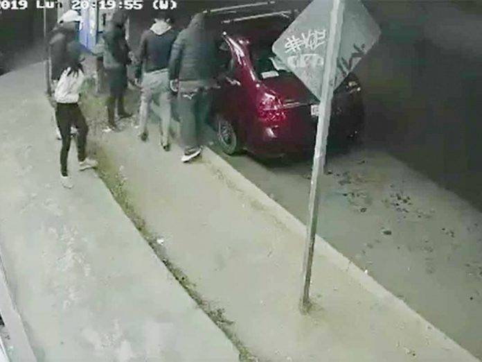 Malandros balean a mujer durante un asalto a su familia (Video)