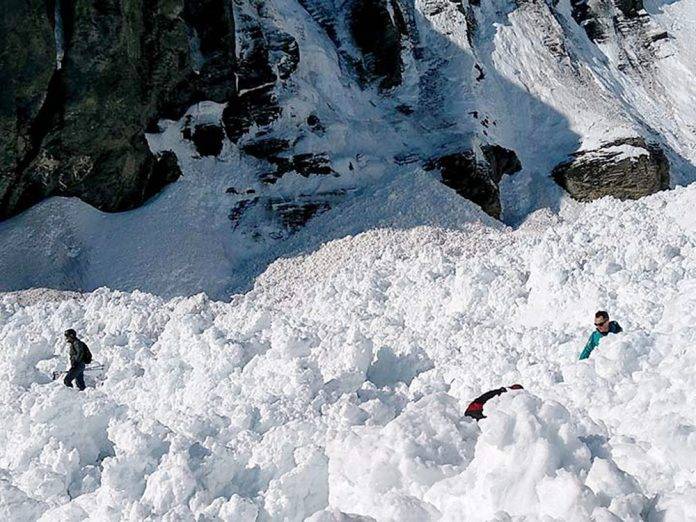 Avalancha 'entierra' a más de 10 personas en los Alpes
