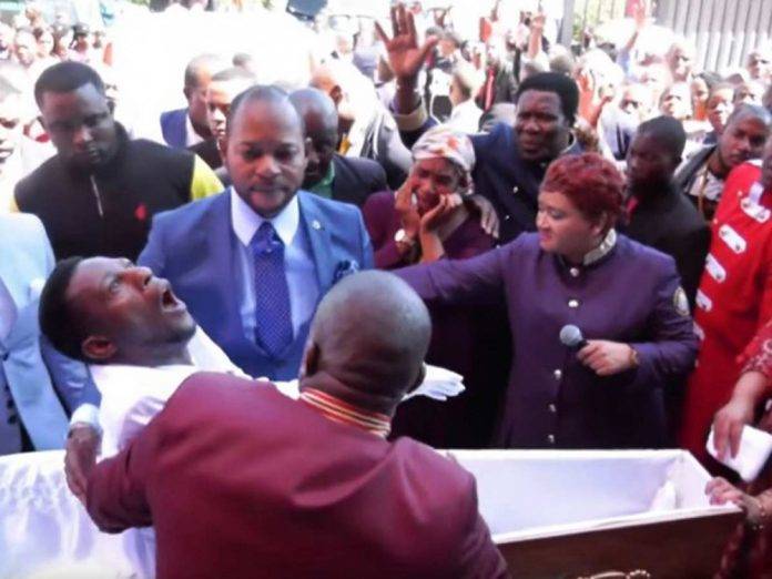 ¡Milagro! Pastor 'revive' a muerto bien vivo (video)
