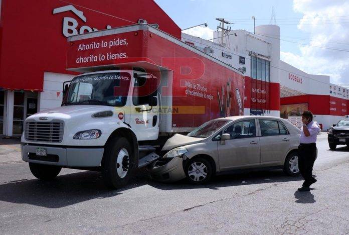 Imprudente vuelta en u destroza un Tiida