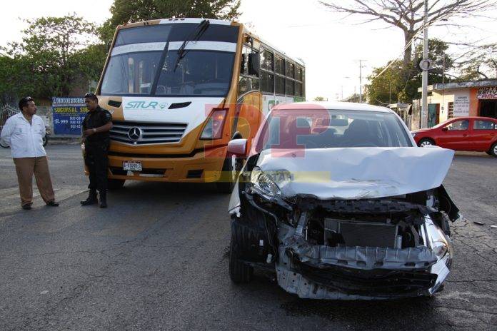 Destrozó el frente de su auto al chocar contra un Situr