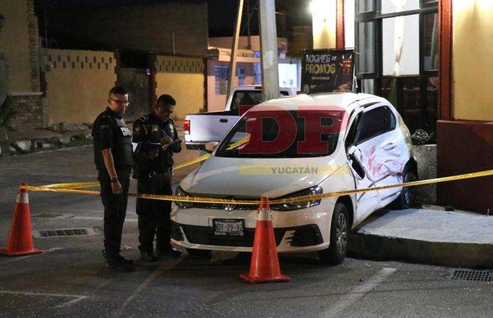 Ebrio no respeta señal de alto, lo chocan, gira y sube a la banqueta