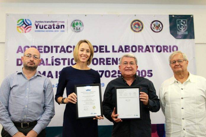 La entrega de la certificación al laboratorio de balística estuvo a cargo de la cónsul de los Estado Unidos en Mérida, Courtney Beale, al Fiscal General Wilbert Cetina Arjona.