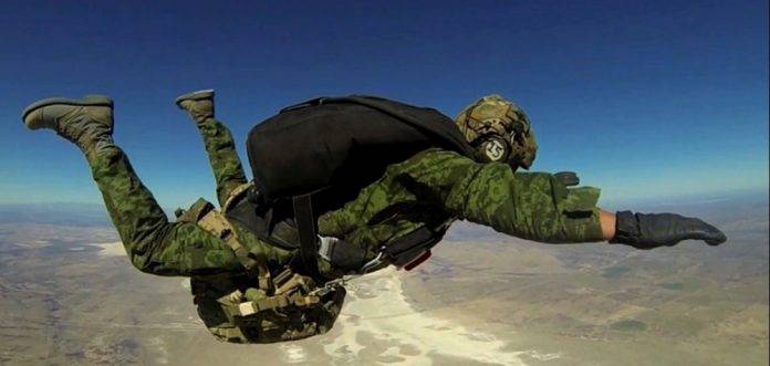 Cae militar desde las alturas durante prueba de paracaidismo y ¡vive!