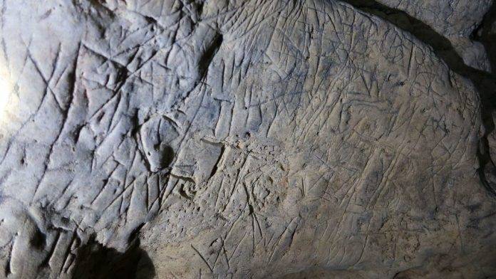La cueva tiene la mayor concentración de símbolos apotrópicos jamás encontrados en el Reino Unido. (Foto: Redes Sociales)